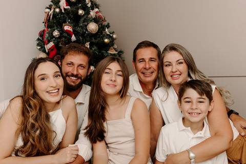 Ensaio de Família Bom Despacho Renata Bridges Photo tom bege pastel árvore de natal filhos família cachorro cunhada irmãos'