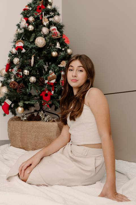 Ensaio de Família Bom Despacho Renata Bridges Photo tom bege pastel árvore de natal filhos família cachorro cunhada irmãos'