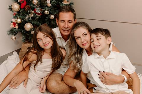 Ensaio de Família Bom Despacho Renata Bridges Photo tom bege pastel árvore de natal filhos família cachorro cunhada irmãos'