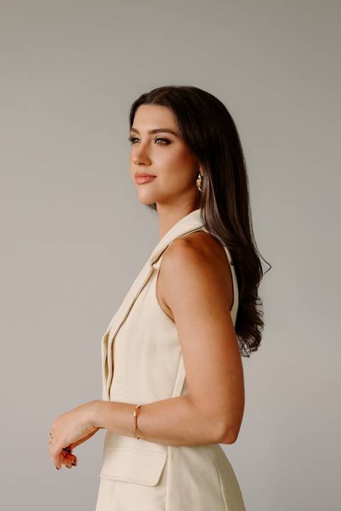 lara rates marília leve estética renata bridges. marca pessoal. bom despacho. fotos elegantes em casa. melhor fotógrafa de bom despacho. referência em marca pessoal e posicionamento de imagem '