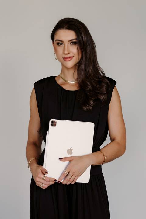 lara rates marília leve estética renata bridges. marca pessoal. bom despacho. fotos elegantes em casa. melhor fotógrafa de bom despacho. referência em marca pessoal e posicionamento de imagem '