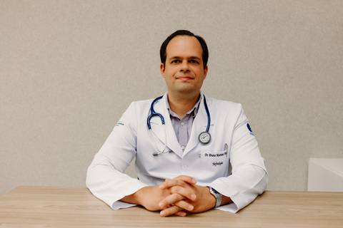 médico, jaleco branco, consultório médico, nefrologista, computador, ensaio corporativo, renata bridges photo'