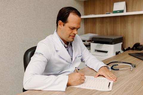 médico, jaleco branco, consultório médico, nefrologista, computador, ensaio corporativo, renata bridges photo'