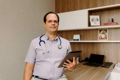 médico, jaleco branco, consultório médico, nefrologista, computador, ensaio corporativo, renata bridges photo'