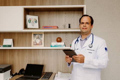médico, jaleco branco, consultório médico, nefrologista, computador, ensaio corporativo, renata bridges photo'