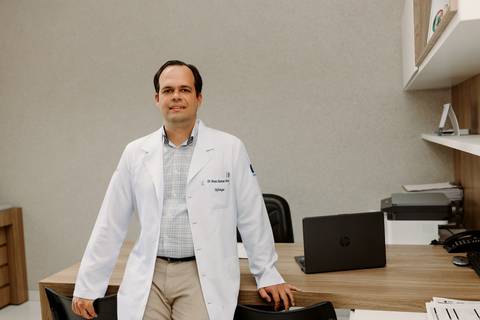 médico, jaleco branco, consultório médico, nefrologista, computador, ensaio corporativo, renata bridges photo'