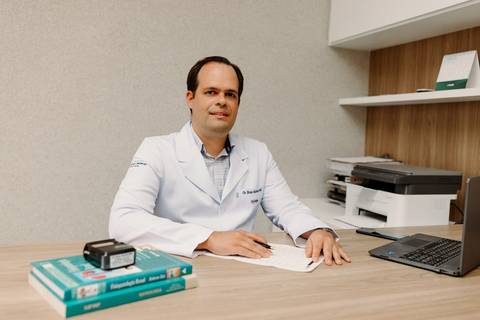 médico, jaleco branco, consultório médico, nefrologista, computador, ensaio corporativo, renata bridges photo'