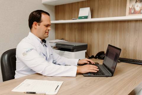 médico, jaleco branco, consultório médico, nefrologista, computador, ensaio corporativo, renata bridges photo'