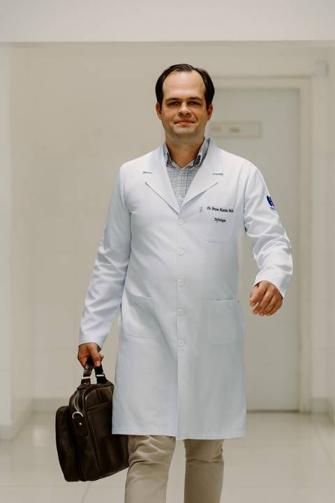 médico, jaleco branco, consultório médico, nefrologista, computador, ensaio corporativo, renata bridges photo'