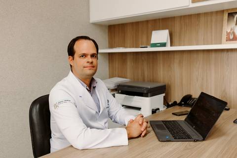 médico, jaleco branco, consultório médico, nefrologista, computador, ensaio corporativo, renata bridges photo'