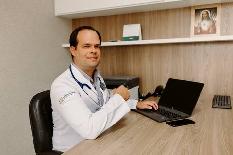 médico, jaleco branco, consultório médico, nefrologista, computador, ensaio corporativo, renata bridges photo'