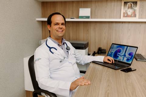 médico, jaleco branco, consultório médico, nefrologista, computador, ensaio corporativo, renata bridges photo'