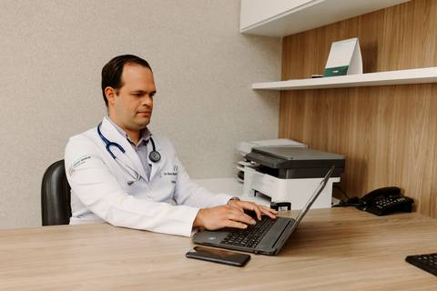 médico, jaleco branco, consultório médico, nefrologista, computador, ensaio corporativo, renata bridges photo'