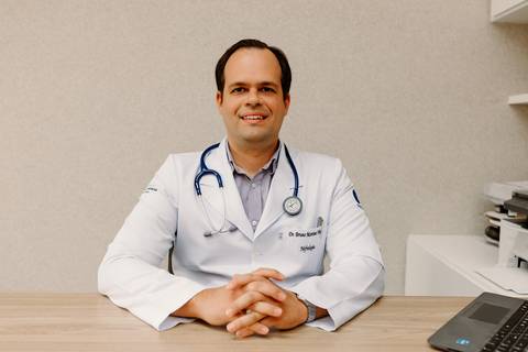 médico, jaleco branco, consultório médico, nefrologista, computador, ensaio corporativo, renata bridges photo'