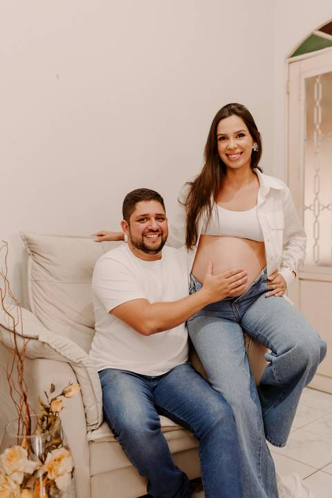 ensaio gestante. fotos grávida. em casa. sítio. renata bridges photo. marido. roupa branca. roupa preta. natureza'