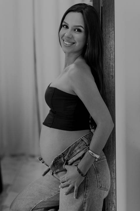 ensaio gestante. fotos grávida. em casa. sítio. renata bridges photo. marido. roupa branca. roupa preta. natureza'