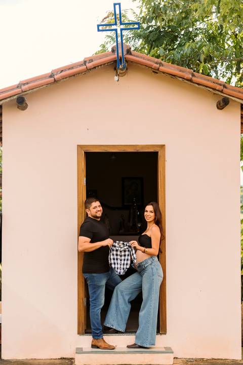 ensaio gestante. fotos grávida. em casa. sítio. renata bridges photo. marido. roupa branca. roupa preta. natureza'