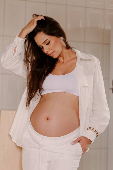 ensaio gestante. fotos grávida. em casa. sítio. renata bridges photo. marido. roupa branca. roupa preta. natureza'