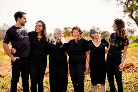 família, formatura, veterinária, roupa preta, renata bridges photo.'