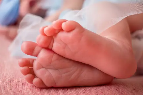 Os pezinhos mais lindos do ensaio newborn da princesa Helena. Foto pela fotógrafa Carol Zimmermann'