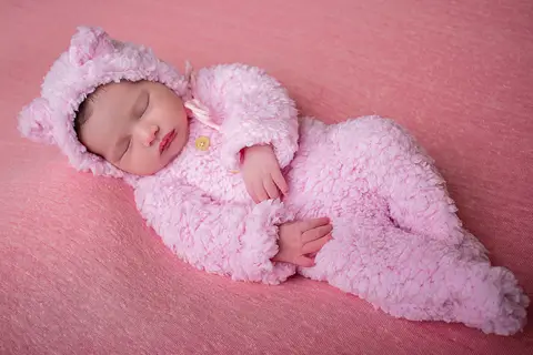 Uma linda ursinha rosa em seu ensaio newborn feito no estúdio da fotógrafa Carol Zimmermann'