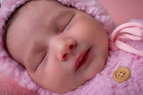 Um par de bochechas muito redondas registradas pela fotógrafa Carol Zimmermann durante o ensaio newborn feito em estúdio'