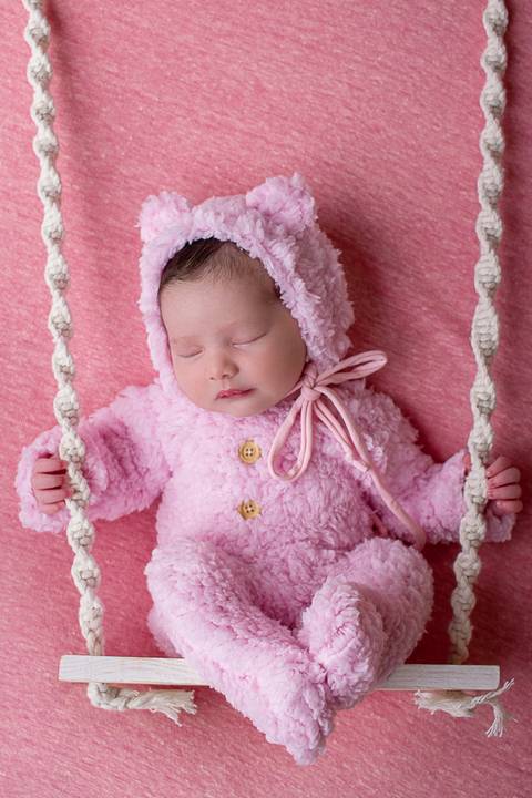 Ursinha Helena no balanço durante seu ensaio newborn feito pela fotógrafa Carol Zimmermann'