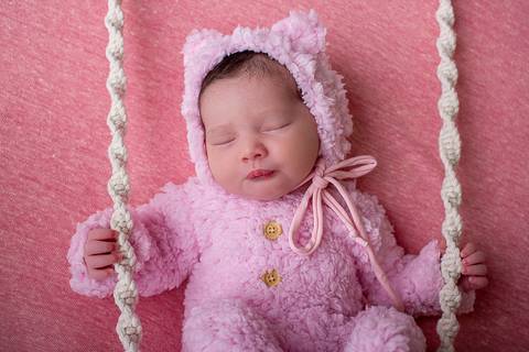 Fotografia de ensaio newborn, feita em estúdio pela fotógrafa Carol Zimmermann em estúdio na cidade de São José'