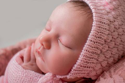 Bebê menina durante ensaio newborn feito em estúdio, pela fotógrafa Carol Zimmermann, na cidde de São José, SC.'