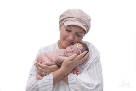 mamãe apaixonada de olhos fechados segurando newborn recem nascido para ensaio brasília'