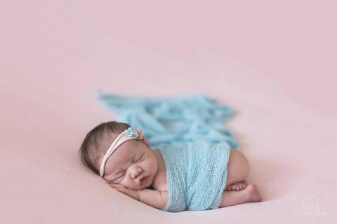 bebê recém nascido newborn menina com rosa e azul e wrap por cima brasília'