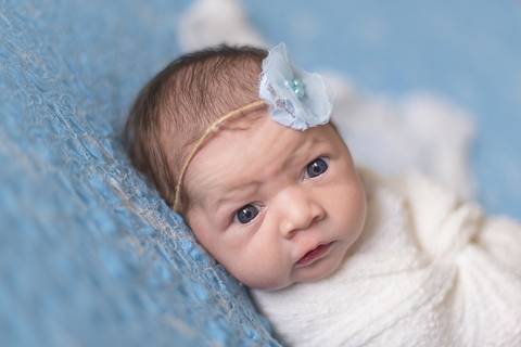 newborn acordado de menina recem nascida com azul brasília'