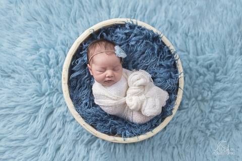 newborn recém nascido azul menina na tina com flokati e pelo brasília'