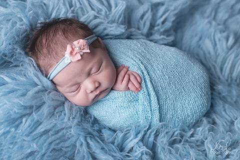 ensaio newborn recem nascido de menina com azul e rosa bebê bem enroladinho brasília'