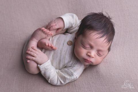 ensaio newborn em brasilia ensaio de recem nascido newborn do Davi pose ninho manta marrom e roupa verde com branva'