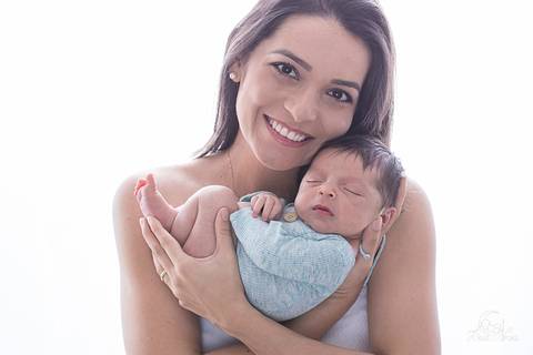ensaio newborn em brasilia ensaio newborn pose com a mamãe fundo branco e roupinha verde'