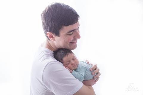 ensaio newborn pose no ombro papai sorrindo bebe dormindo recem nascido brasília'