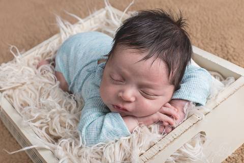 bebe na caixinha no ensaio newborn recem nascido com pelo no chao e dentro da caixinha brasilia'