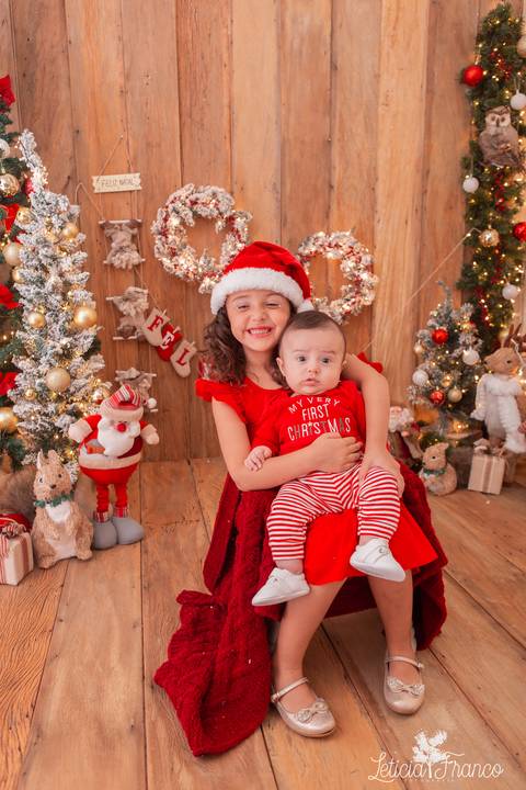 irmaõs no cenario de natal de madeira'