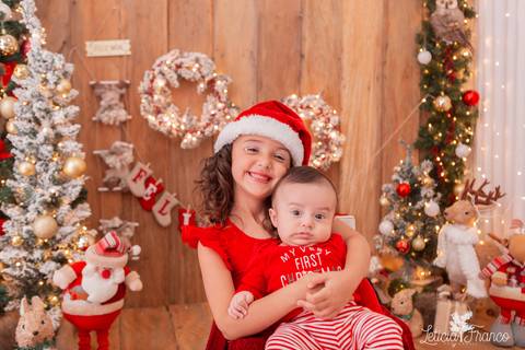 irma abraçando irmao no cenario de natal madeira'
