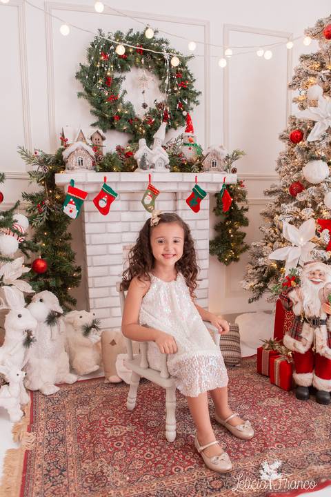 menina de vestido branco sentada na caidera branca cenario branco e vermelho'