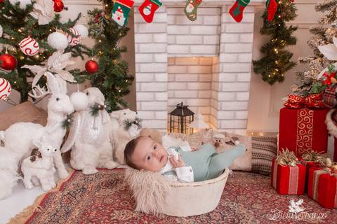 bebe na tina no cenario de natal branco e vermelho'