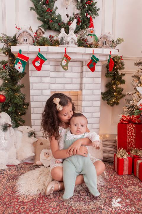 irma beijando irmao no cenario de natal'