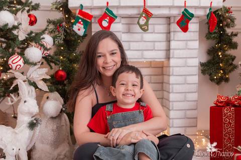 mãe e filho se abraçando cenário de natal'