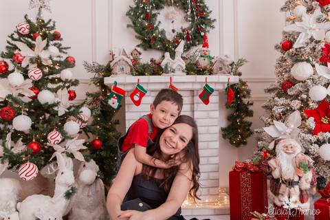 filho abraçando a mãe no cenario de natal'