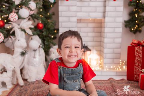 criança sorrindo no cenario de natal'