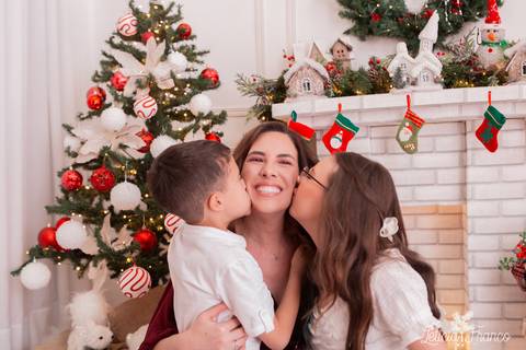 filhos beijando mãe no natal'