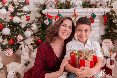mãe abraçando filho no natal'