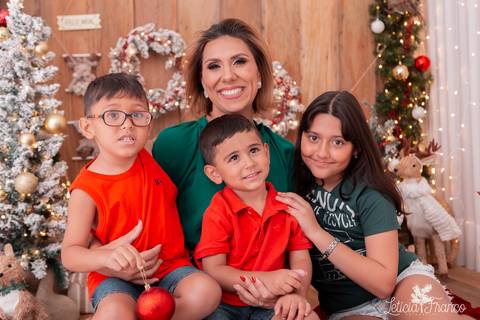 mãe com filhos no natal'