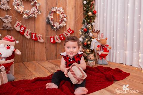 ensaio de natal em brasilia com presente rindo'